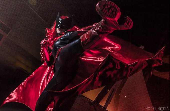 batwoman cosplay khainsaw